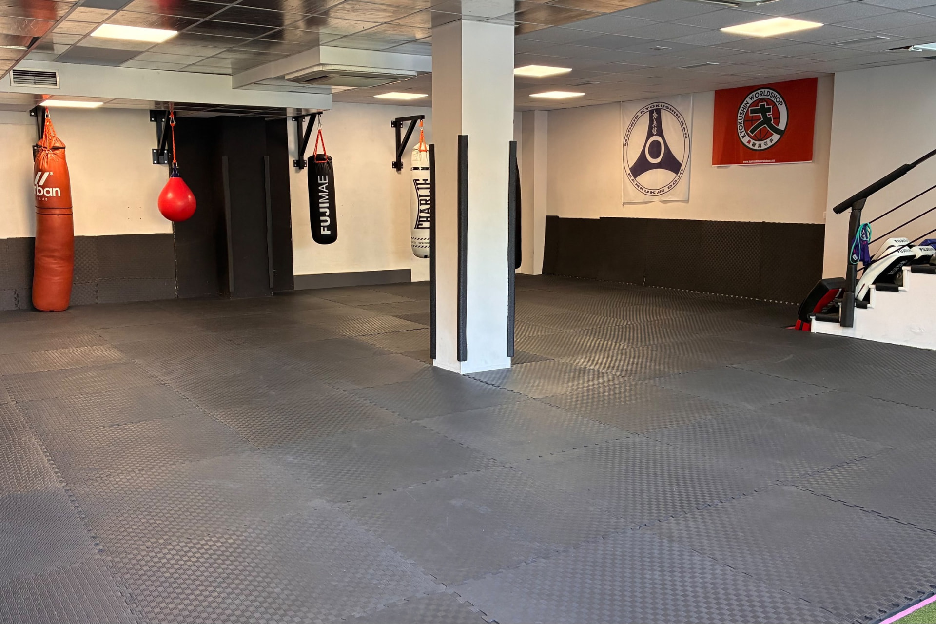 Zona de sacos y entrenamiento libre en Kamae Do