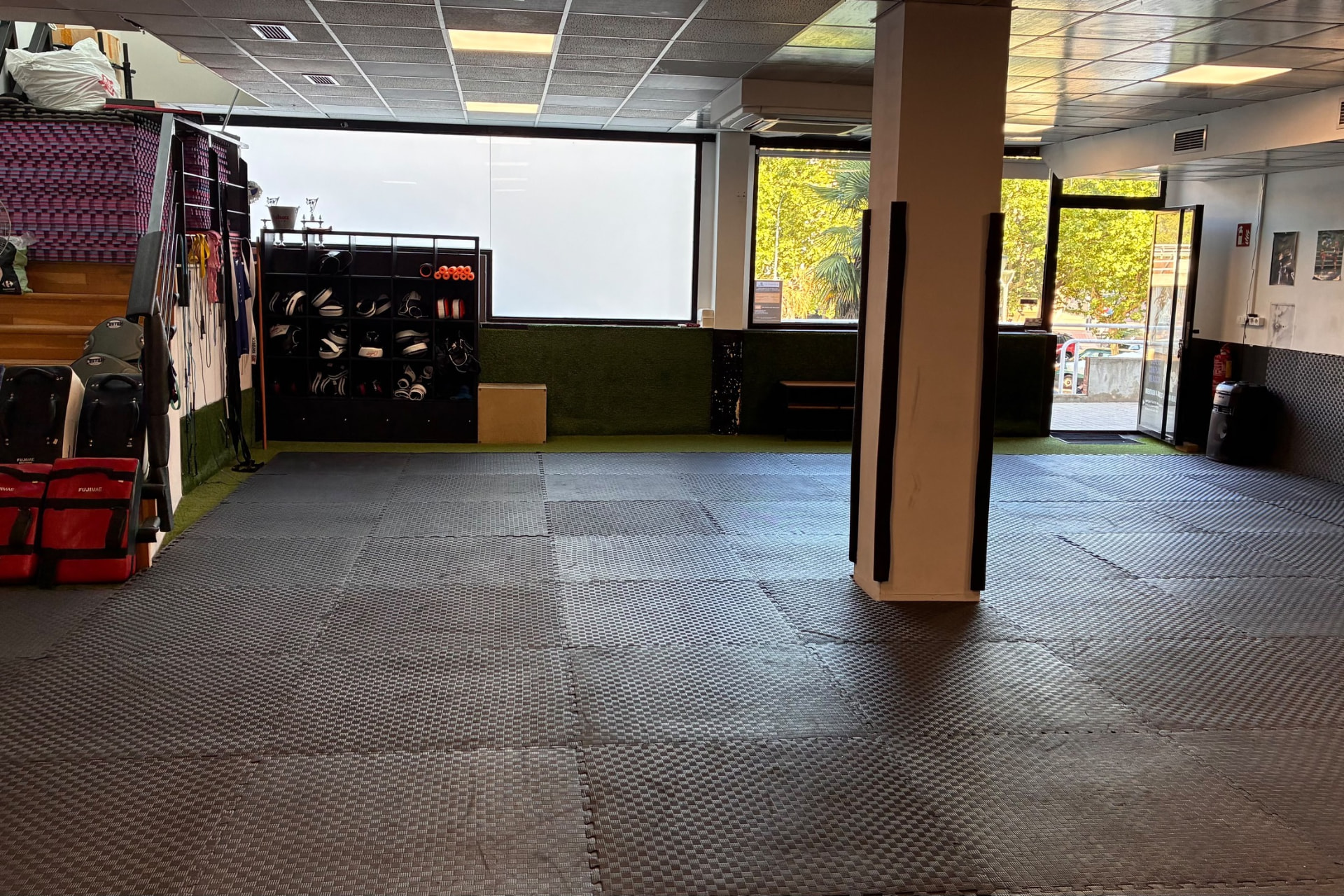 Tatami de entreno libre (40 m²) de Kamae Do, con la entrada desde la calle