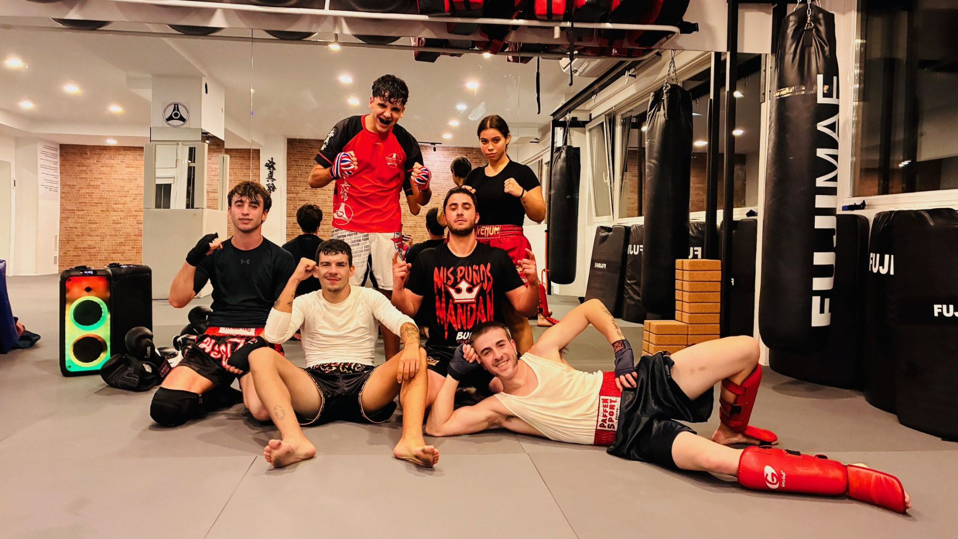 Alumnos de MMA en el dojo