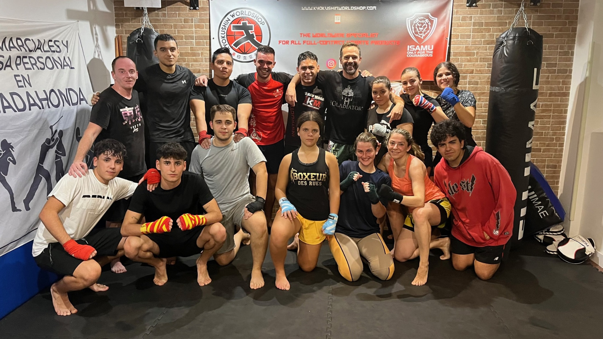 Grupo de Striking con vendas en la sala de sacos