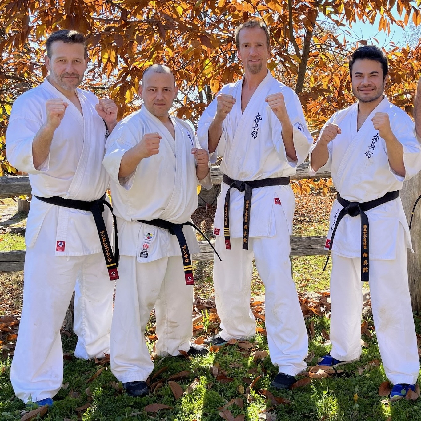 Cuatro cinturones negros de Kyokushin-kan al aire libre