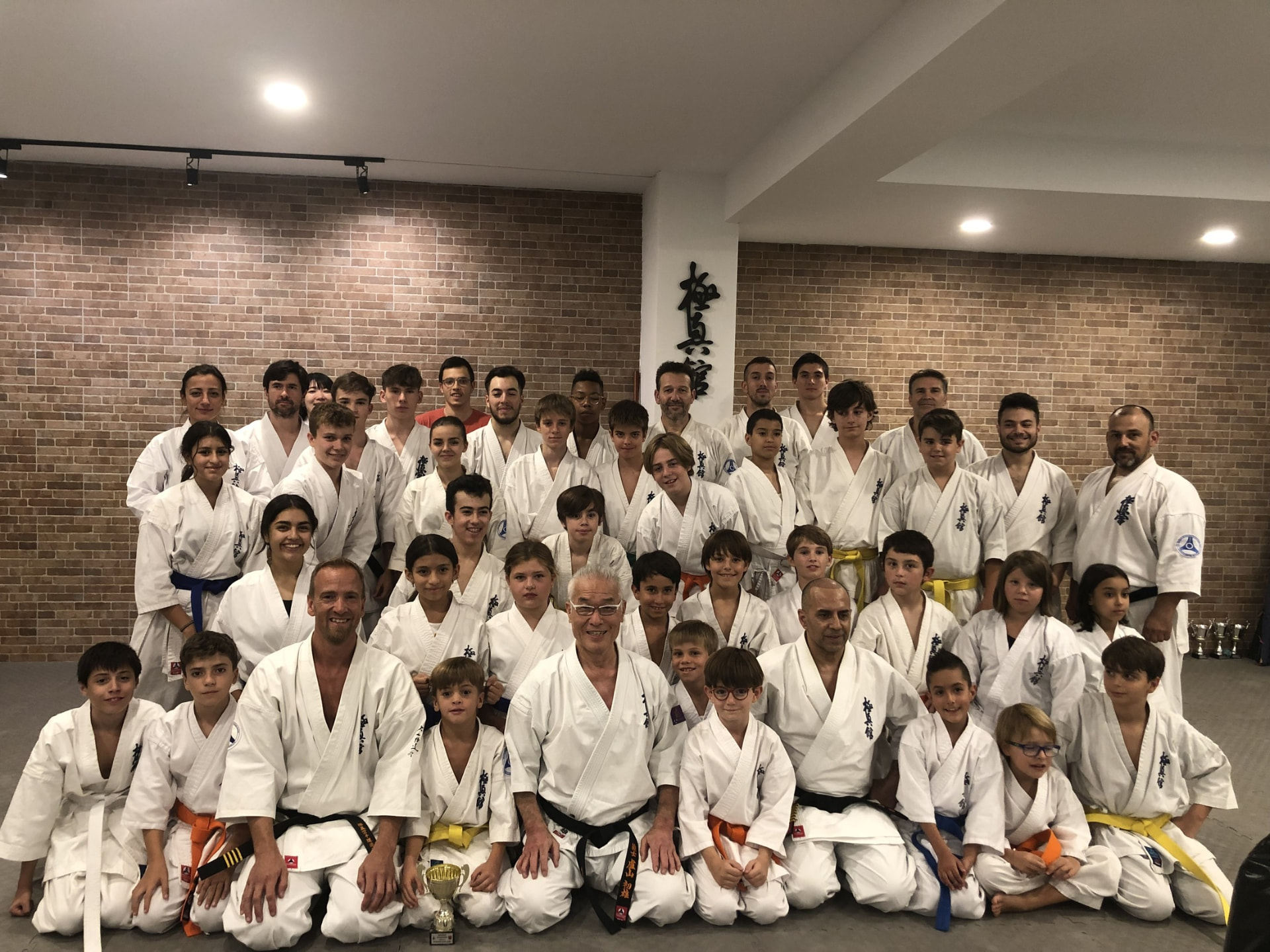 Hatsuo Royama con alumnos e instructores de Kamae Do en el dojo de Majadahonda