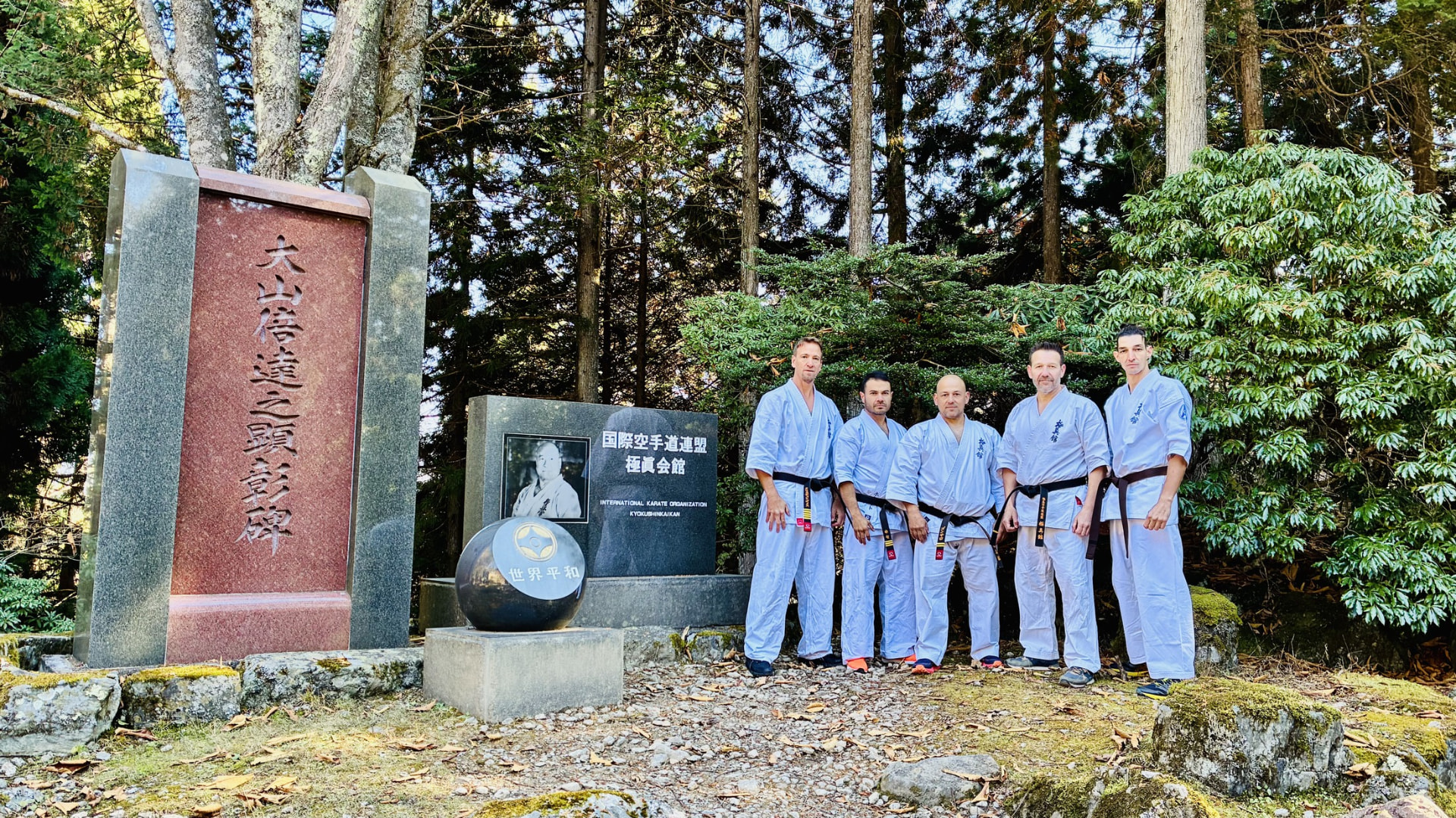 Miembros de Kyokushin-kan ante el monumento conmemorativo a Mas Oyama en Japón
