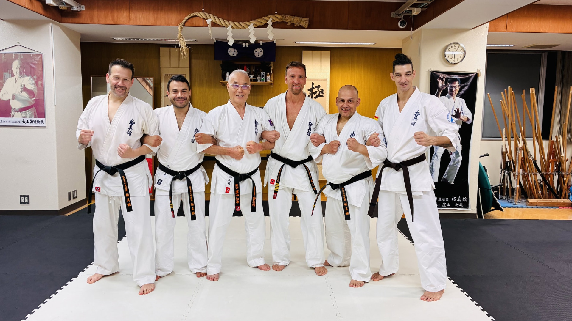 Cinturones negros de Kyokushin-kan en el dojo