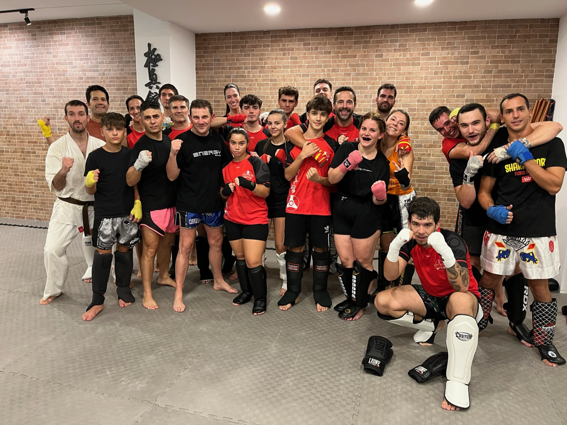 Grupo de alumnos de Striking y MMA en el tatami