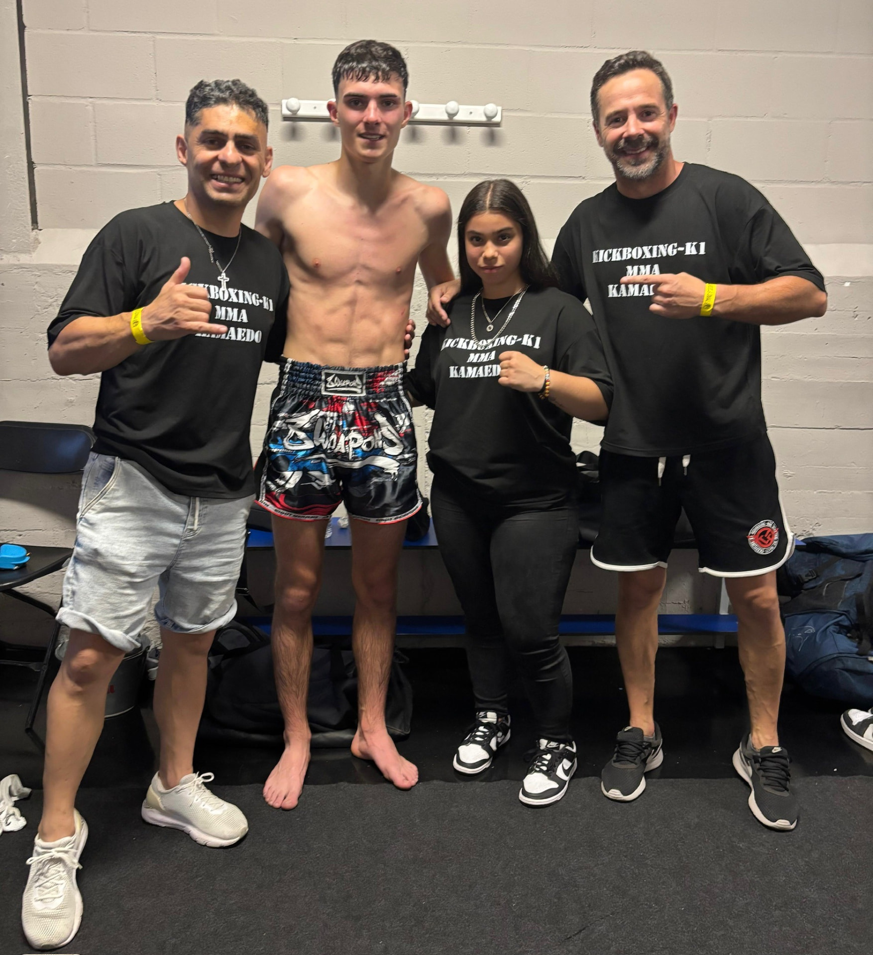 Un competidor de Kamae Do con sus entrenadores en el vestuario tras un combate