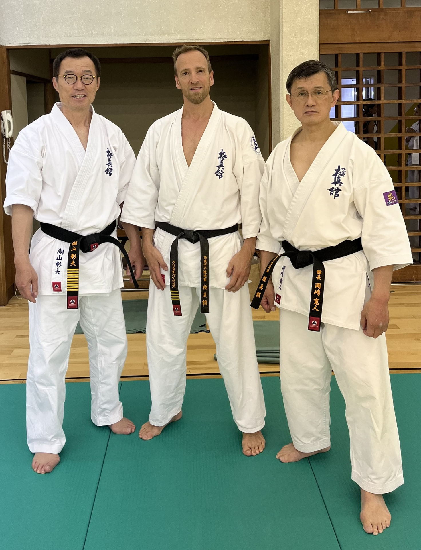 Tres cinturones negros de Kyokushin-kan en un dojo