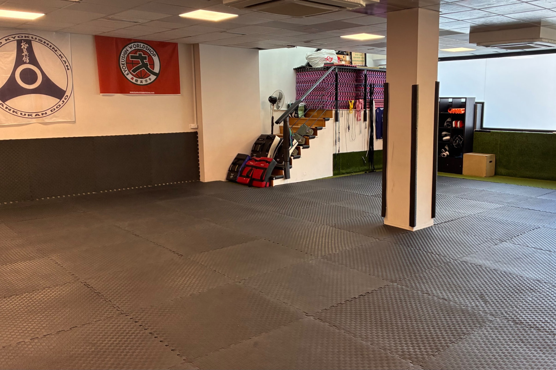 Sala principal de Kamae Do con las banderas de Kyokushin-kan